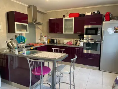 Cuisine ou kitchenette dans l'établissement Maison paisible avec piscine