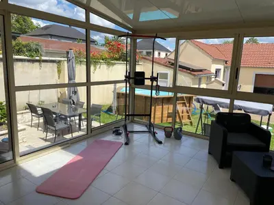 Balcon ou terrasse dans l'établissement Maison paisible avec piscine