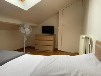 Un ou plusieurs lits dans un hébergement de l'établissement Maison paisible avec piscine
