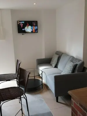 Coin salon dans l'établissement Maison Natis à 400 metres à pieds de l'aéroport