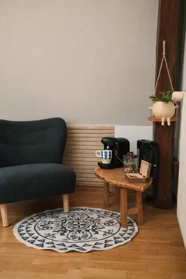 Coin salon dans l'établissement Chambre privée, A l'ombre des Pommiers