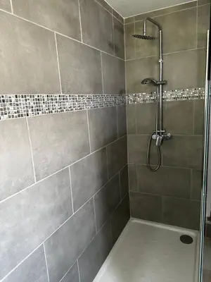 Salle de bains dans l'établissement Le Ti'Verdun gare de Vernon Giverny