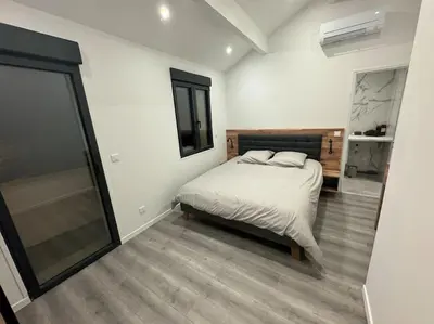 Un ou plusieurs lits dans un hébergement de l'établissement Appartement neuf 2 chambres 8 couchages - FETES INTERDITES proche sonelo