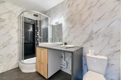 Salle de bains dans l'établissement Marine votre F2 moderne à Rouen