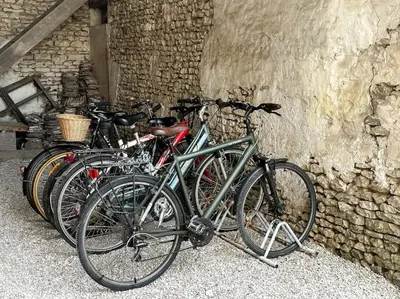 Vélo sur le terrain de l'établissement Logement N2 tout confort - proche de Giverny ou dans les environs