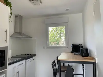 Cuisine ou kitchenette dans l'établissement Thuit de l'Oison - Magnifique appart F2 duplex
