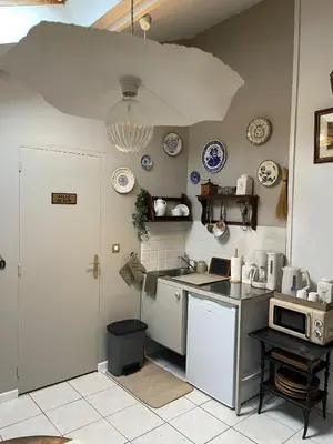 Cuisine ou kitchenette dans l'établissement Maisonnette individuelle au coeur de Vernon