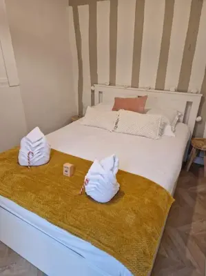 Un ou plusieurs lits dans un hébergement de l'établissement Le logis du Gros Horloge - Cosy et Douillet