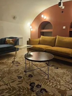 Coin salon dans l'établissement Elégante maison amiénoise - proche gare, home-cinéma, 3 chambres doubles, 1 chambre familiale avec jacuzzi privatif - La Maison Des Petits Sablon