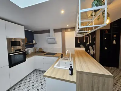 Cuisine ou kitchenette dans l'établissement Elégante maison amiénoise - proche gare, home-cinéma, 3 chambres doubles, 1 chambre familiale avec jacuzzi privatif - La Maison Des Petits Sablon