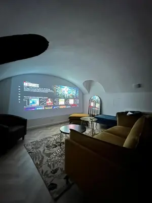 Télévision ou salle de divertissement dans l'établissement Elégante maison amiénoise - proche gare, home-cinéma, 3 chambres doubles, 1 chambre familiale avec jacuzzi privatif - La Maison Des Petits Sablon