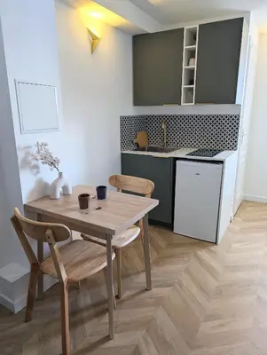 Cuisine ou kitchenette dans l'établissement Elégante maison amiénoise - proche gare, home-cinéma, 3 chambres doubles, 1 chambre familiale avec jacuzzi privatif - La Maison Des Petits Sablon
