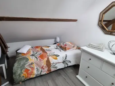 Un ou plusieurs lits dans un hébergement de l'établissement Chez IZZA Chambre au calme