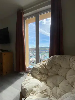 Coin salon dans l'établissement Établissement 3 étoiles avec ASCENSEUR, 3 appartements lumineux vue port avec balcon, 200m de la mer, Wifi Fibre, tous service inclus