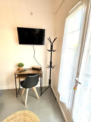 Télévision ou salle de divertissement dans l'établissement *CHARMANTE* maisonnette au calme à 25 min de Paris