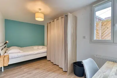 Un ou plusieurs lits dans un hébergement de l'établissement Céline - Belle Maison moderne