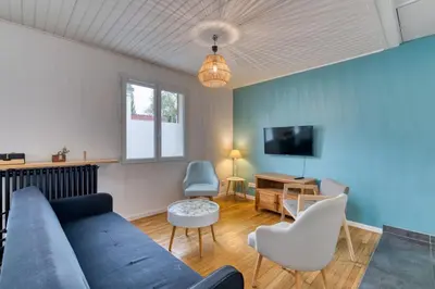 Télévision ou salle de divertissement dans l'établissement Céline - Belle Maison moderne