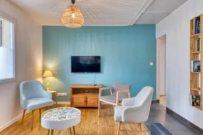 Télévision ou salle de divertissement dans l'établissement Céline - Belle Maison moderne