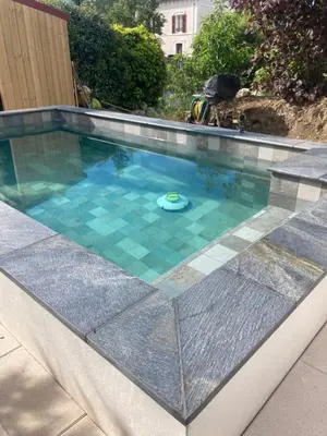 Piscine de l'établissement Studio à louer style loft ou située à proximité