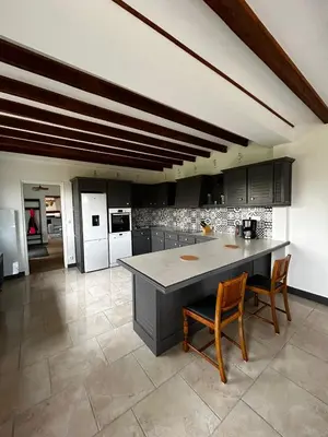 Cuisine ou kitchenette dans l'établissement Le cottage des quatre vents