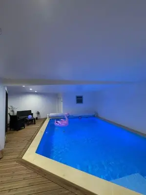 Piscine de l'établissement A l oree du bois piscine intérieure privée sans vis à vis ou située à proximité