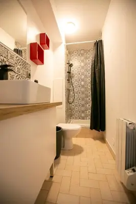 Salle de bains dans l'établissement La Téranga - WIFI - Coeur de ville - Gare