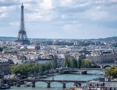Vue générale sur Longnes ou vue de la ville depuis la maison de vacances