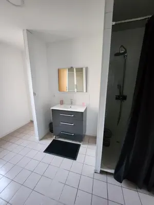 Salle de bains dans l'établissement Maison de Ville à 40 km de Paris