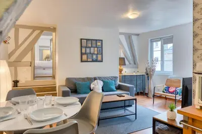 Coin salon dans l'établissement Daisy Un charmant appartement près de la Place du Vieux Marché