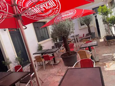 Restaurant ou autre lieu de restauration dans l'établissement Hôtel & Restaurant ISVARA