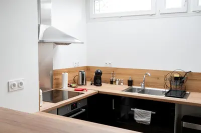 Cuisine ou kitchenette dans l'établissement Maison charmante et spacieuse-terrasse près du centre ville