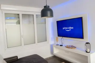 Télévision ou salle de divertissement dans l'établissement Maison charmante et spacieuse-terrasse près du centre ville