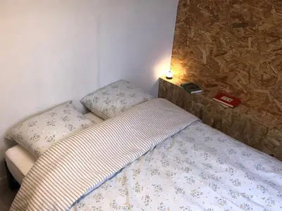 Un ou plusieurs lits dans un hébergement de l'établissement La Cabane de l'église