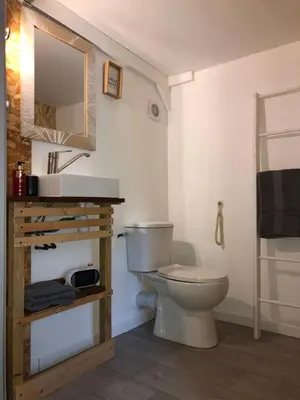 Salle de bains dans l'établissement La Cabane de l'église