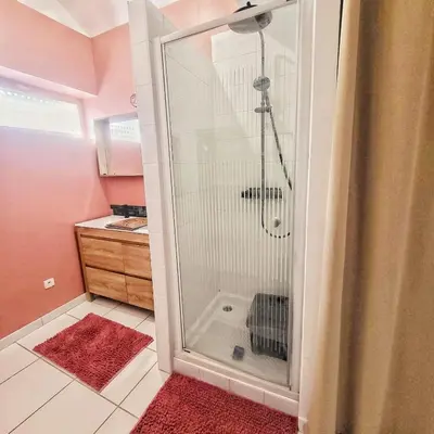 Salle de bains dans l'établissement Duplex cosy La petite Arche centre Pont de l'arche