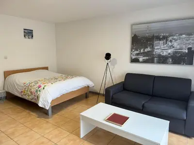 Un ou plusieurs lits dans un hébergement de l'établissement Joli Studio au calme mais proche gare et bus