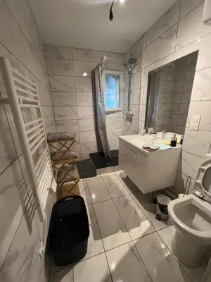 Salle de bains dans l'établissement Appartement avec place de parking privé et jardin