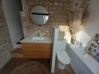 Salle de bains dans l'établissement Maison dans charmant petit jardin