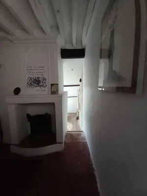 Télévision ou salle de divertissement dans l'établissement Maison dans charmant petit jardin