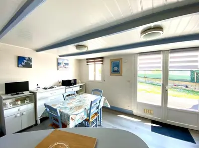 Télévision ou salle de divertissement dans l'établissement Le doux rivage plain-pied avec jardin et parking - Dog friendly - LABEL clés vacances