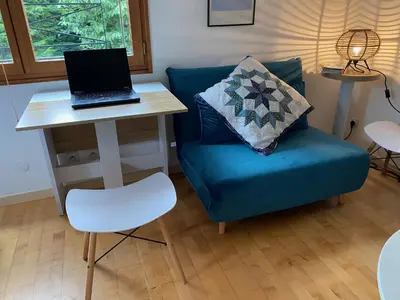 Télévision ou salle de divertissement dans l'établissement Studio privé dans pavillon