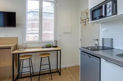 Cuisine ou kitchenette dans l'établissement Appartement 4 proche de la gare et du centre ville