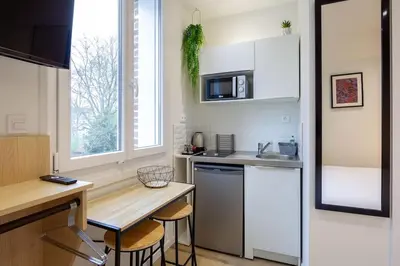 Cuisine ou kitchenette dans l'établissement Appartement 5 proche de la gare et du centre ville
