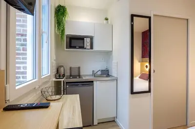 Cuisine ou kitchenette dans l'établissement Appartement 5 proche de la gare et du centre ville