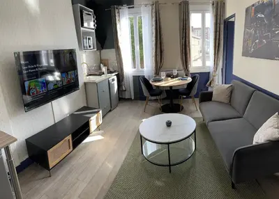 Télévision ou salle de divertissement dans l'établissement Appartement tout confort