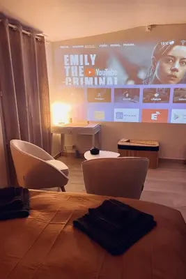 Télévision ou salle de divertissement dans l'établissement Jardins de Castille - 200m de la gare - Home cinéma