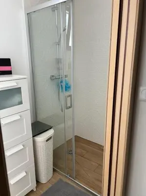 Salle de bains dans l'établissement belle maison avec piscine chauffée sans vis-à-vis