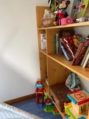 Bibliothèque dans la maison de vacances