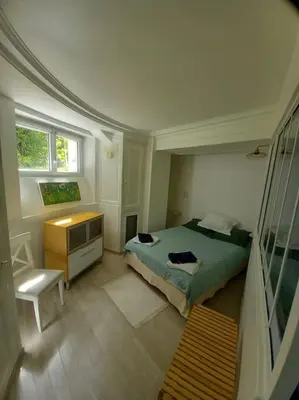 Un ou plusieurs lits dans un hébergement de l'établissement Beau studio dans un cadre exceptionnel de verdure