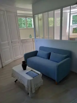 Coin salon dans l'établissement Beau studio dans un cadre exceptionnel de verdure